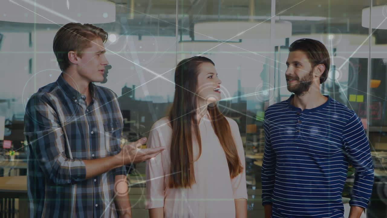 animación de una red de conexiones a través de un equipo de diversos colegas que discuten juntos en la oficina