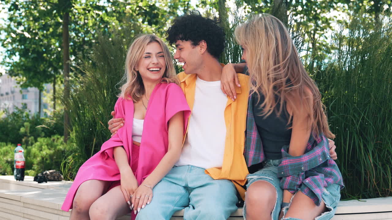 amigos disfrutando juntos en un parque