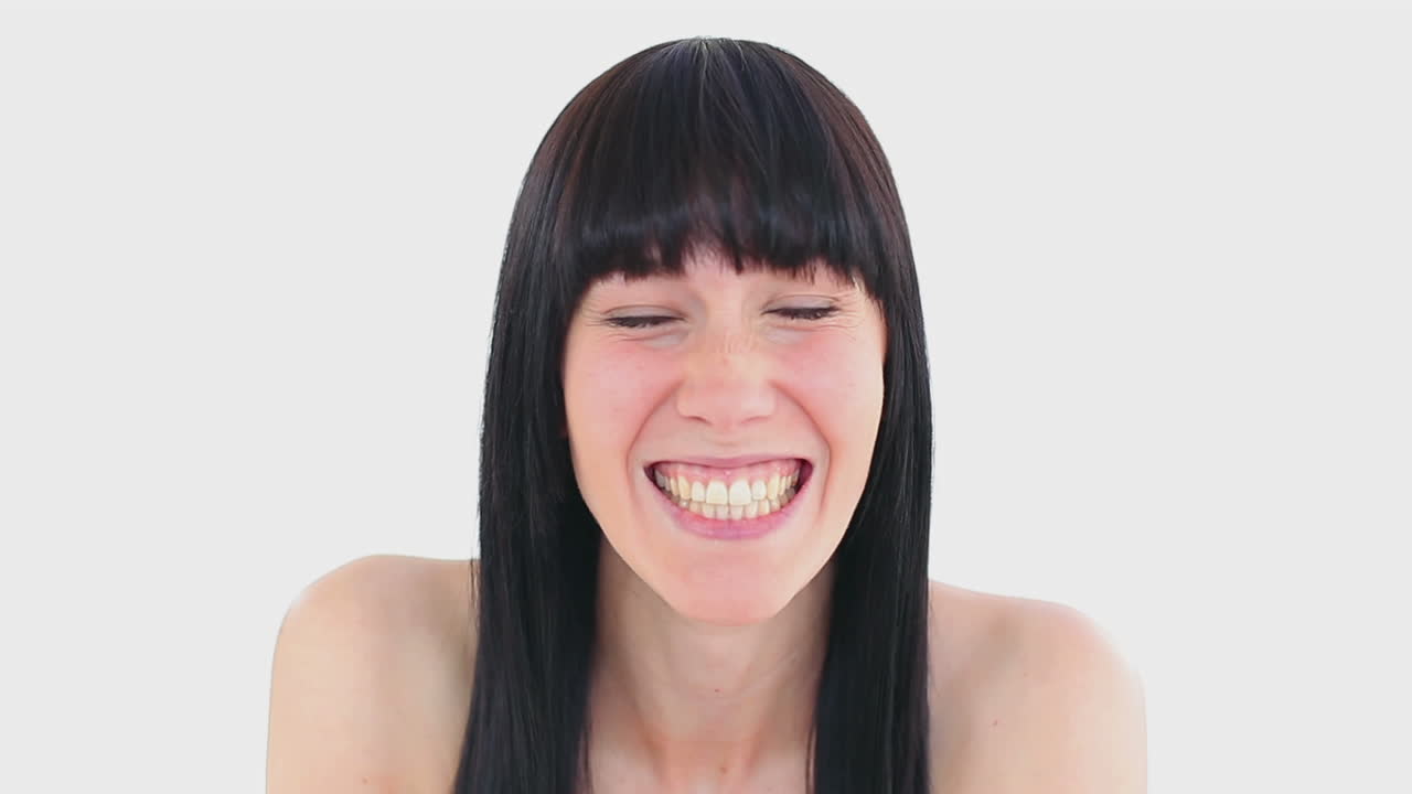 una morena feliz enviando un beso en el aire