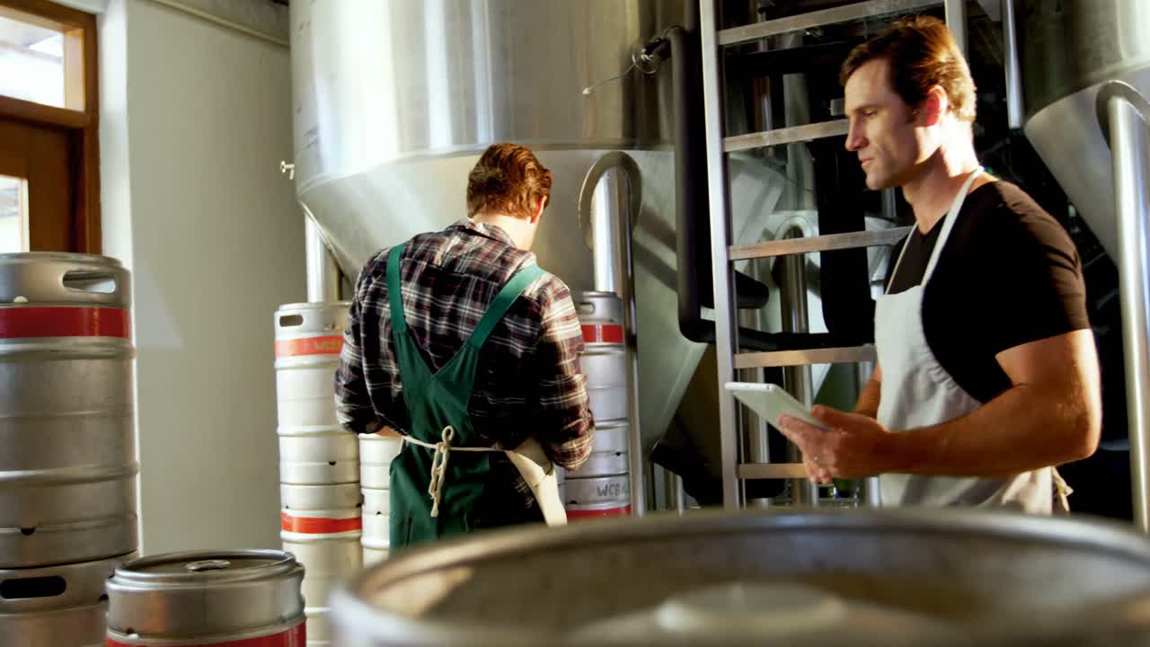 두 명의 맥주 제조업체가 디지털 태블릿 4k에서 기록을 유지합니다.