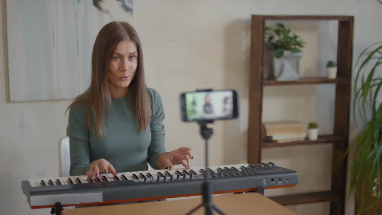 mujer tocando el teclado en una lección de música en línea