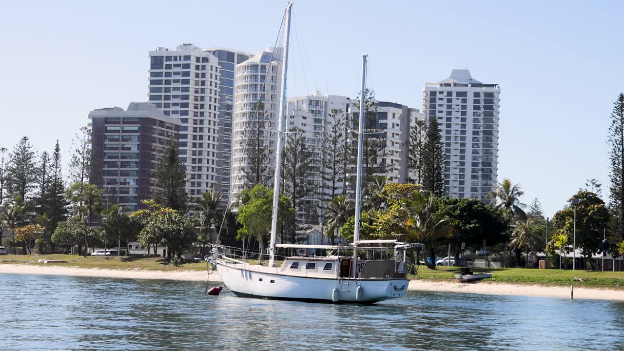 골드 코스트 운하 를 따라 항해 하는 선박