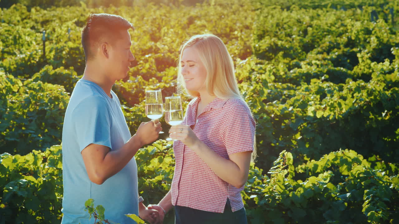 joven pareja multiétnica degustando vino tinto en la bodega degustación privada y concepto de turismo