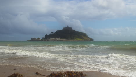 playa escénica en marazion con el monte de san miguel en el fondo - tiro ancho