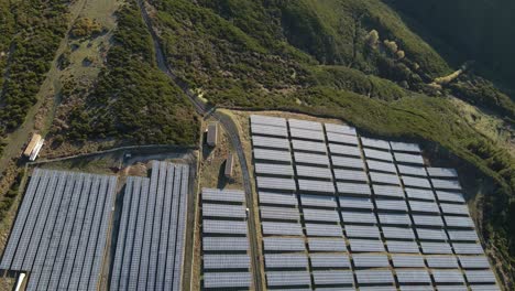 vista aérea de una granja fotovoltaica en la cima de una montaña en la isla de paul da serra madeira