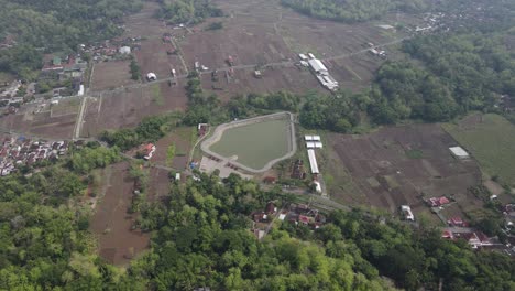 Luftaufnahme,-Imogiri-Embung-Oder-Imogiri-Stausee-In-Imogiri-Bantul,-Einem-Ort-Zur-Aufnahme-Des-Regenwasserflusses,-Der-Die-Form-Eines-Marionettenbergs-Hat