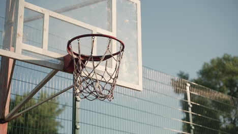 cerca del aro de baloncesto al aire libre