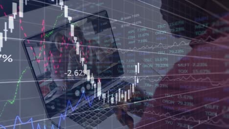 animación de procesamiento de datos financieros sobre un hombre afroamericano haciendo una videoconferencia en una computadora portátil