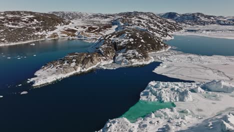 avión no tripulado sobre el mar y el hielo del fiordo de hielo de ilulissat