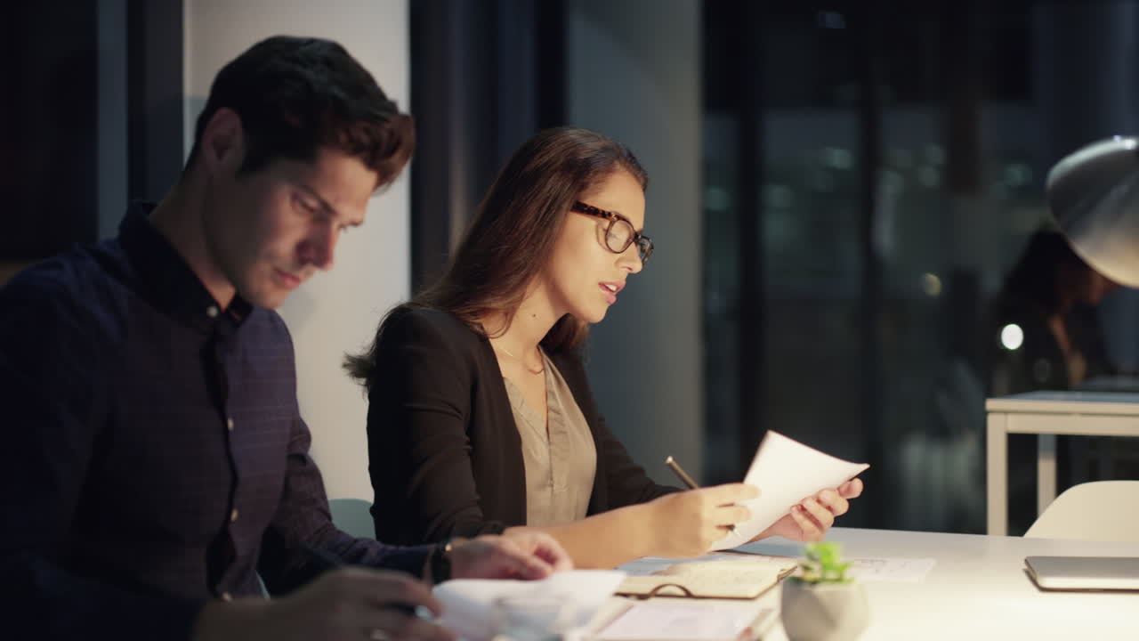 llevando su reunión hasta la medianoche