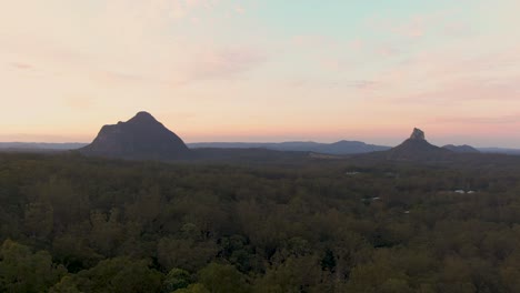 Slow-Aerial-Descent-From-The-Glass-House-Mountains-Into-The-Beerburrum-State-Forest-In-Queensland,-Australia