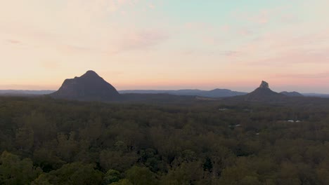 Lento-Descenso-Aéreo-Desde-Las-Montañas-De-La-Casa-De-Cristal-Hacia-El-Bosque-Estatal-De-Beerburrum-En-Queensland,-Australia