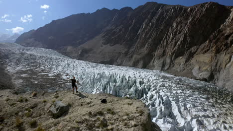 amplia toma de drones sobre el glaciar en los prados de hadas de pakistán, amplia toma aérea cinematográfica