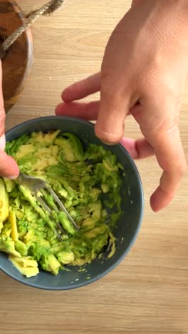 puré de aguacate en un cuenco
