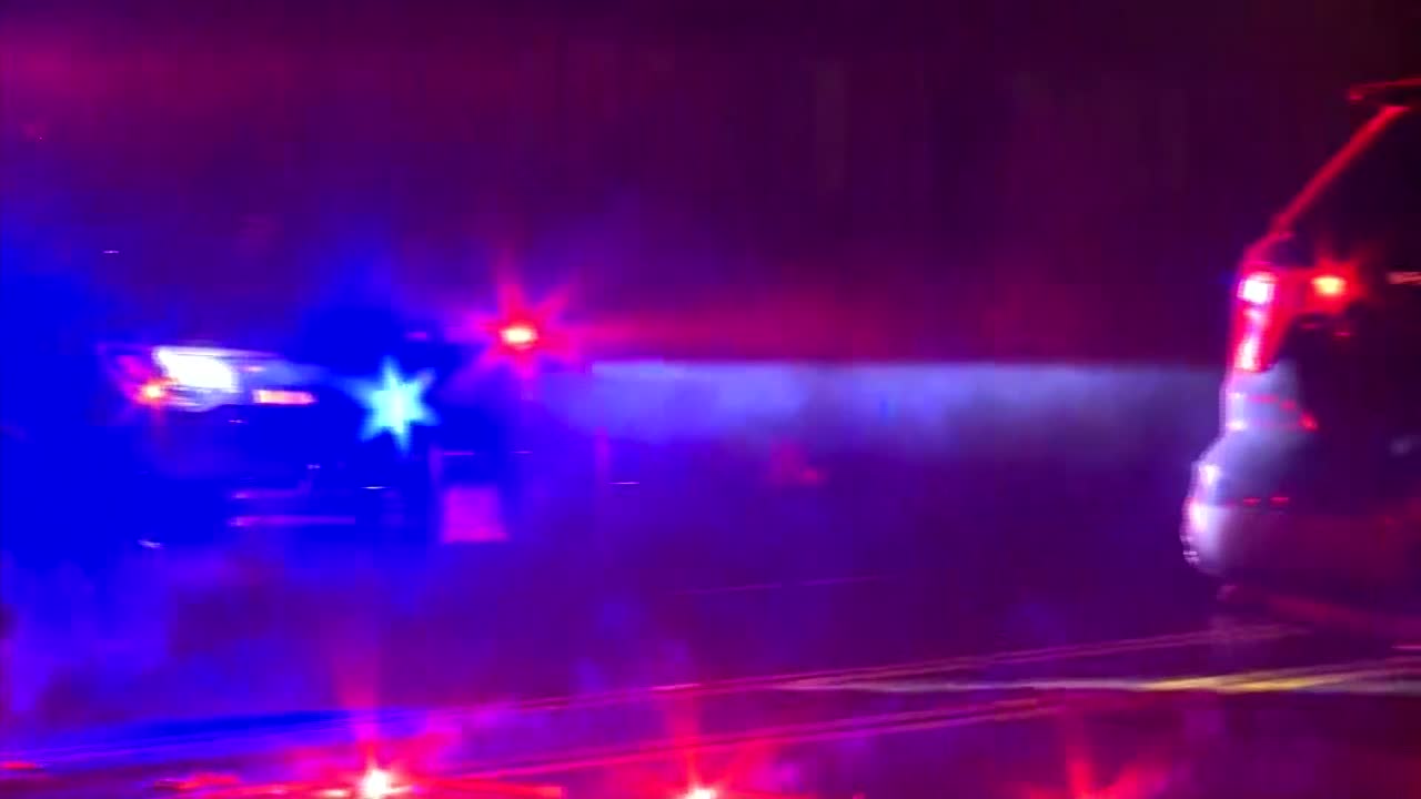 toma panorámica de coches de policía y flairs en la noche