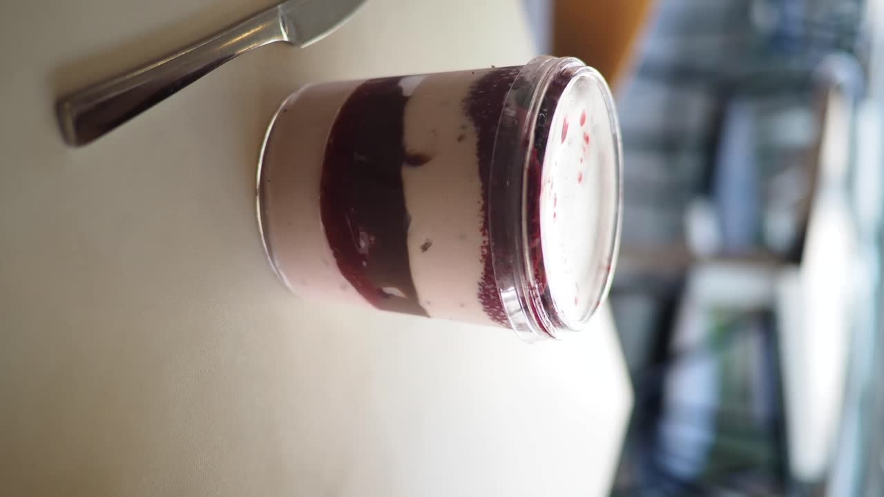 Dessert in un barattolo con cucchiaio e coltello
