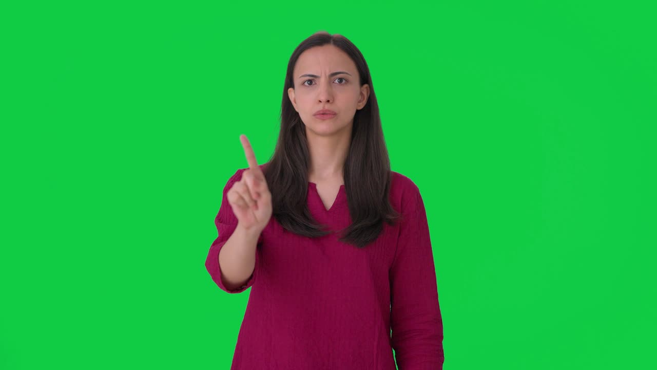 mujer india enojada diciendo que no hay pantalla verde