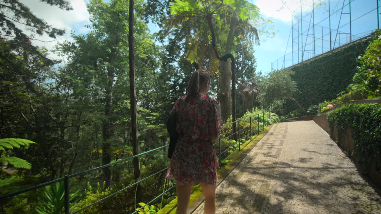 las imágenes fueron filmadas en madeira, portugal, en el jardín tropical de monte palace.