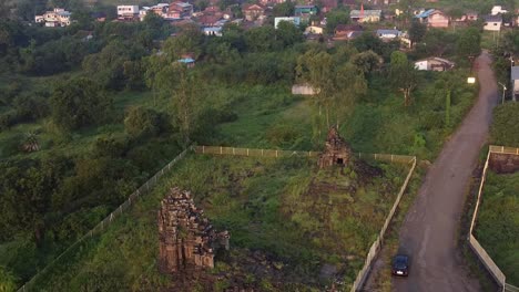 Volando-Sobre-Los-Restos-Del-Templo-Histórico-De-Anjaneri-Cerca-De-La-Ciudad-De-Anjaneri-En-Nashik,-Trimbakeshwar,-India