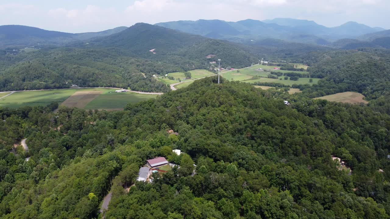 Et luftfoto af de skovklædte Appalacherbjerge i det østlige USA.