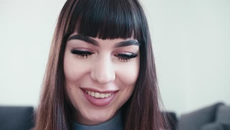 cerca de una joven atractiva caucásica con maquillaje facial y peinado moderno sonriendo a cámara lenta disfrutando de su rutina diaria