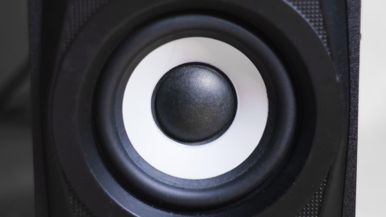 primer plano de un woofer de altavoz