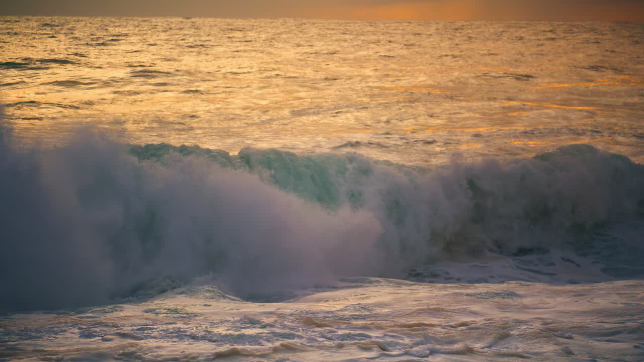 las olas blancas del océano se hinchan rodando la orilla de la mar de cerca.