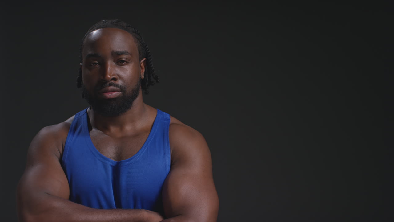 hombre negro musculoso posando