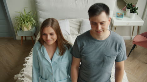 una pareja feliz en la cama.