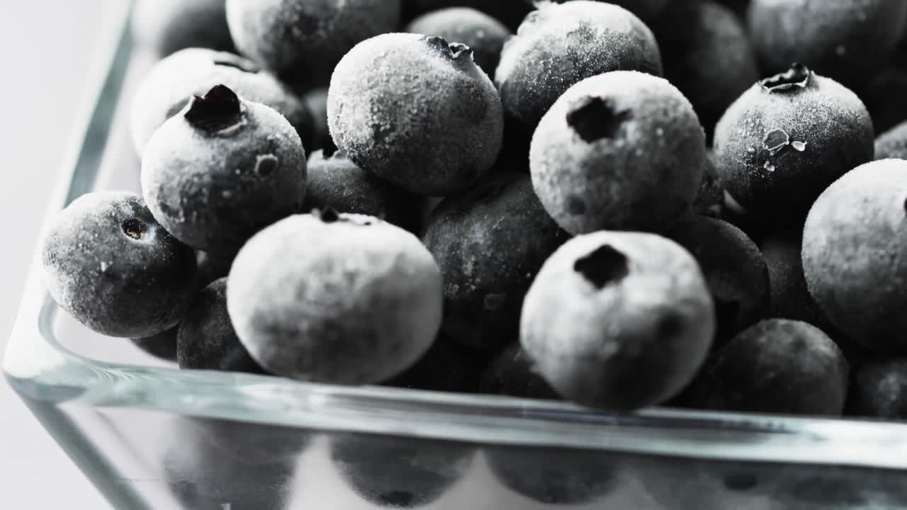 ⁇ 색 배경에 복사 공간이 있는 유리 그 ⁇ 에 있는 블루베리의 마이크로 비디오