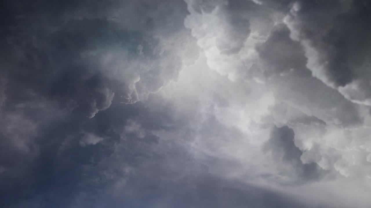 relámpagos pov parpadean en nubes cumulonimbus oscuras, tormenta eléctrica 4k