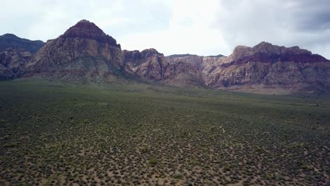retiro aéreo 4k del suelo del desierto en red rock canyon nevada