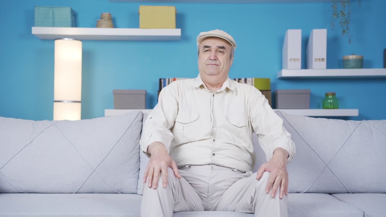 슬퍼하는  ⁇ 은이는 매우 슬프고 우울합니다.