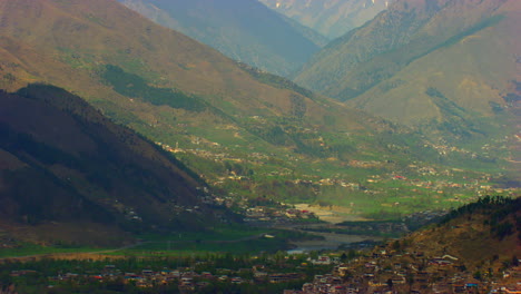 La-Belleza-Natural-De-La-Zona-Junto-Con-Una-Fuerte-Dosis-De-Adrenalina,-Dirígete-Al-Valle,-Donde-Las-Vertiginosas-Laderas-Se-Ven-Atemperadas-Por-Hermosos-Paisajes