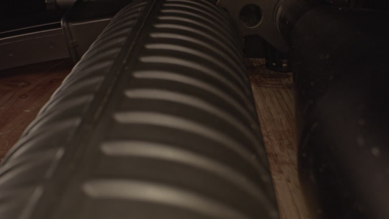 удивительная куколка ствола штурмовой винтовки ar-15 с оптическим прицелом и направлением на кожух руки