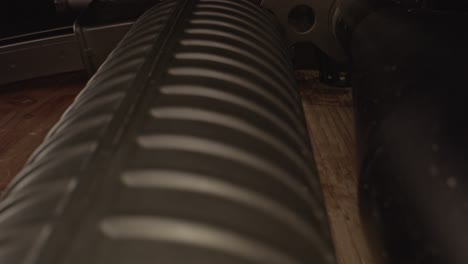 increíble carro dentro de un cañón de rifle de asalto ar-15 con alcance y hacia el protector de mano