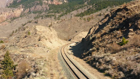 Antena-Empujando-Sobre-Las-Vías-Del-Tren-Del-Desierto