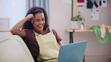 mujer feliz usando una computadora portátil en casa