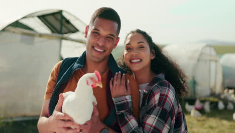 gente feliz de la granja de pollos