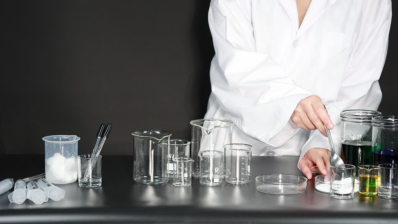 experimento científico con equipos de laboratorio