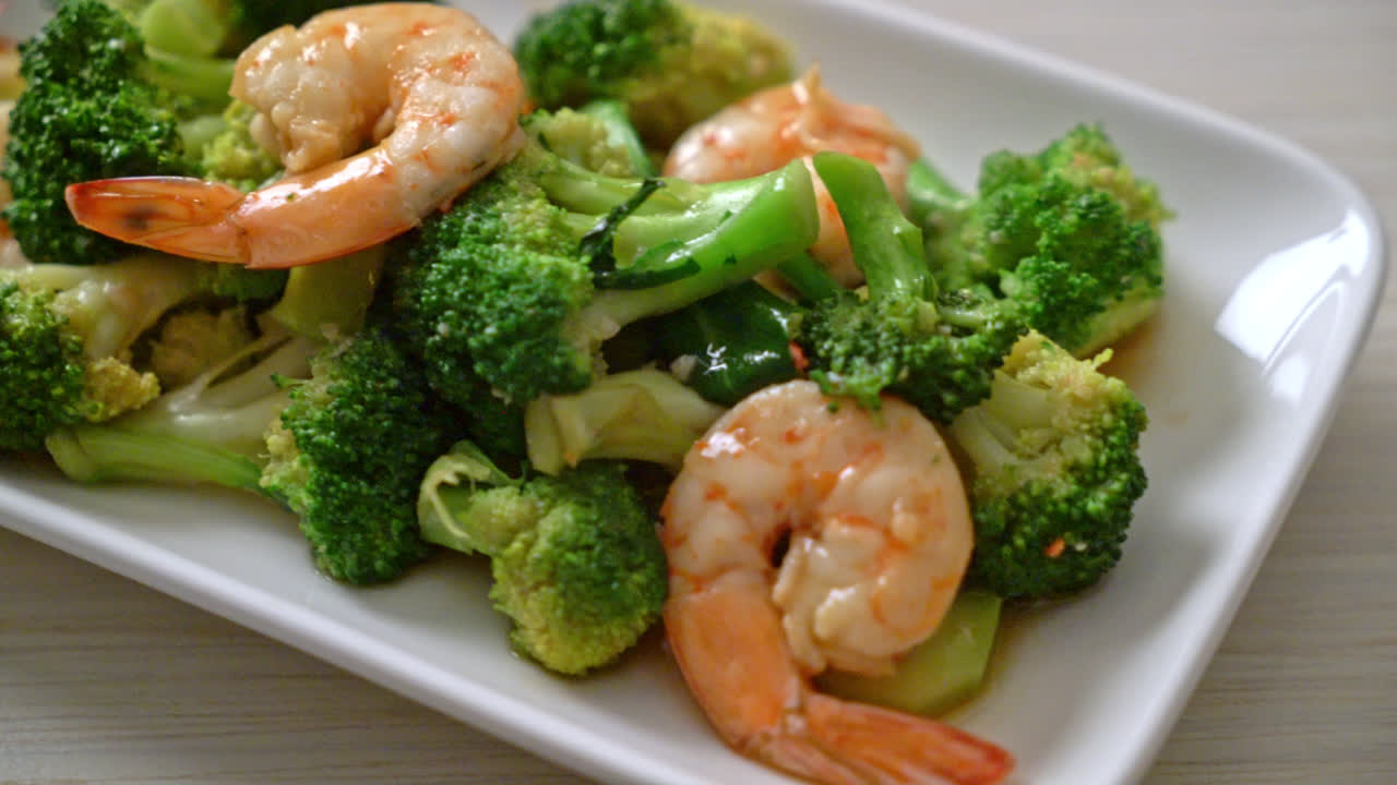 stir-fried broccoli with shrimps - homemade food style