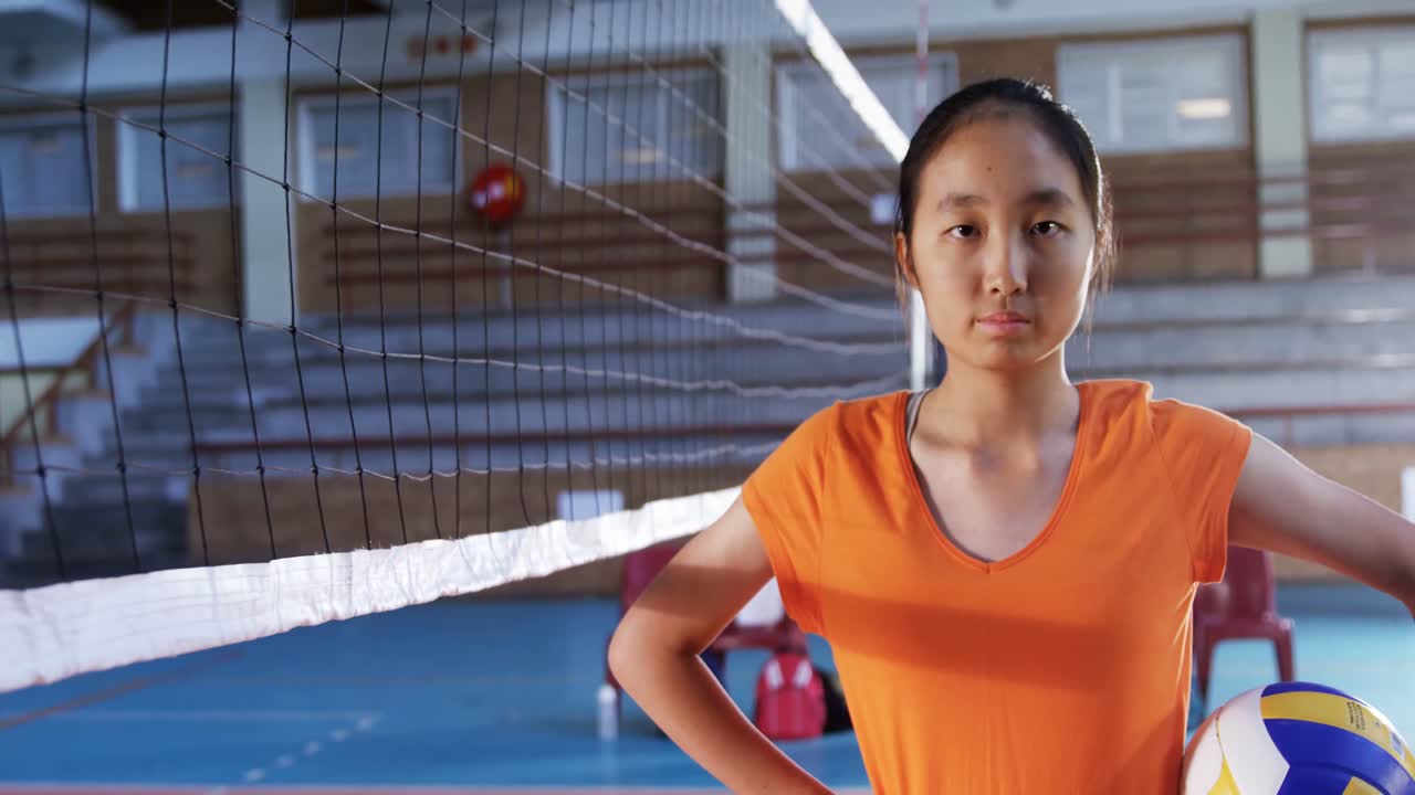 코트에서 배구 공을 들고 있는 여자 선수 4k