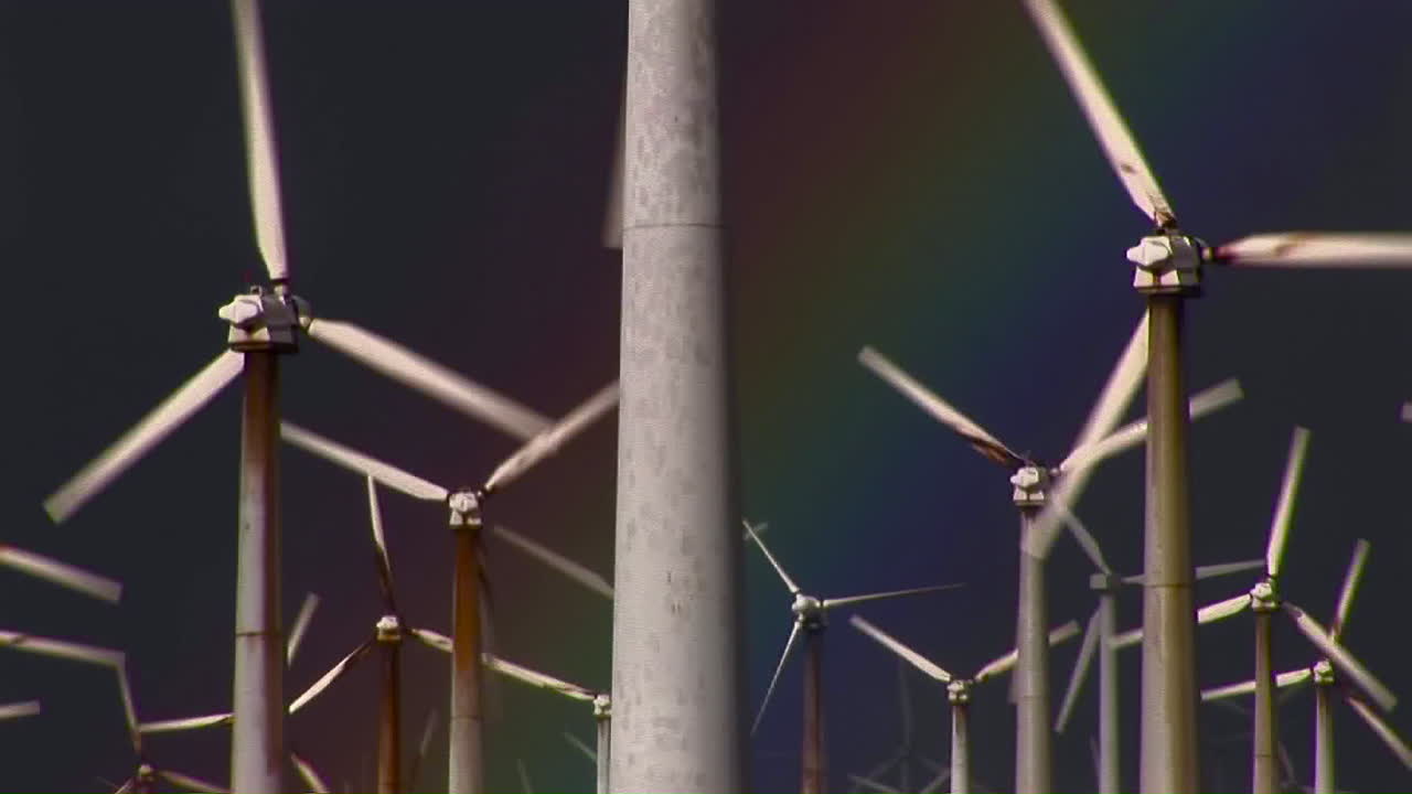 화려한 무지개가 회전하는 풍력 발전기를 비추도록 기울이십시오 1