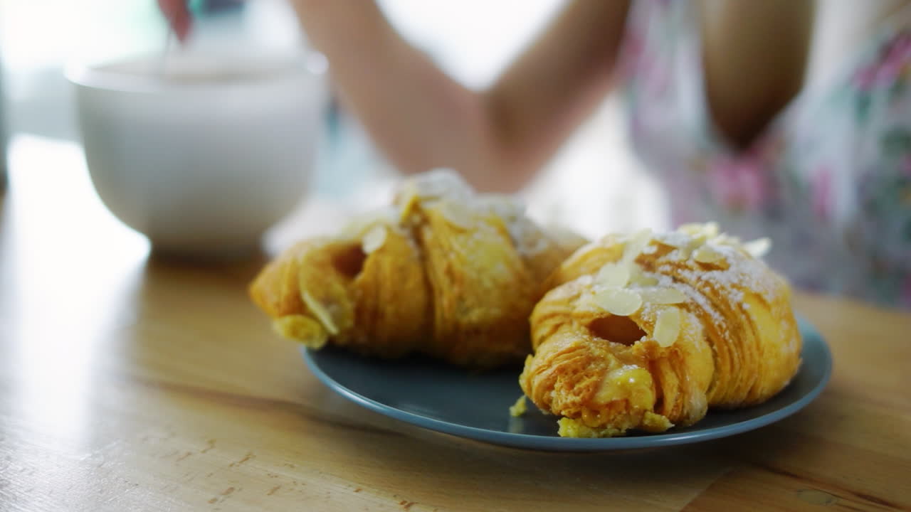 desayuno tradicional con café y croissants franceses. mesa de cocina servida