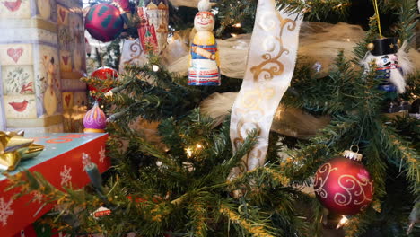 primer plano de un árbol de navidad completamente decorado - deslizándose hacia arriba