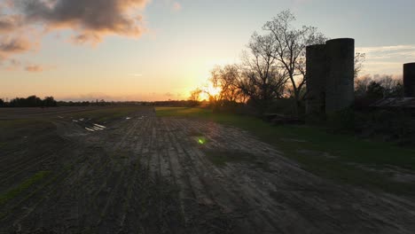 puesta de sol aérea sobre una granja en alabama