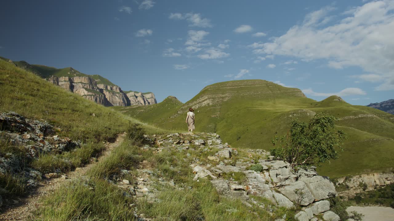 Mujer, excursión, en, montañas
