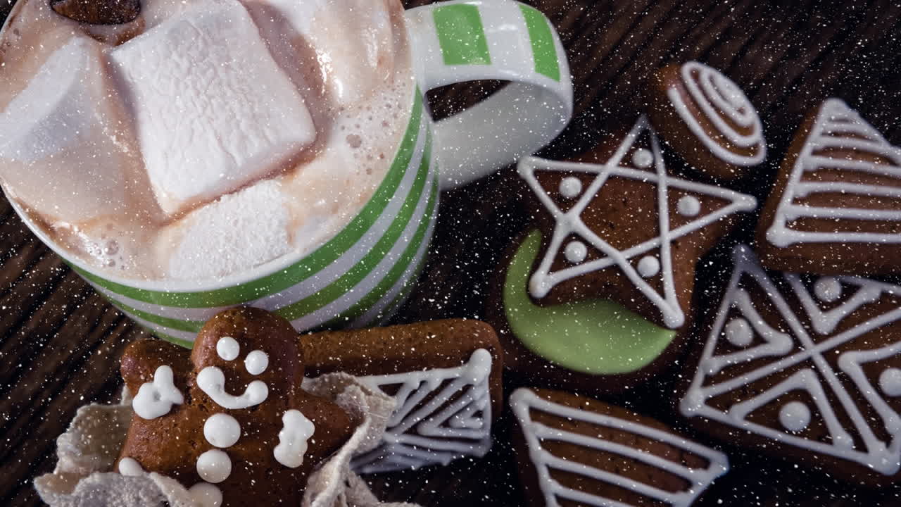 크리스마스 쿠키 장식과 함께 내리는 눈