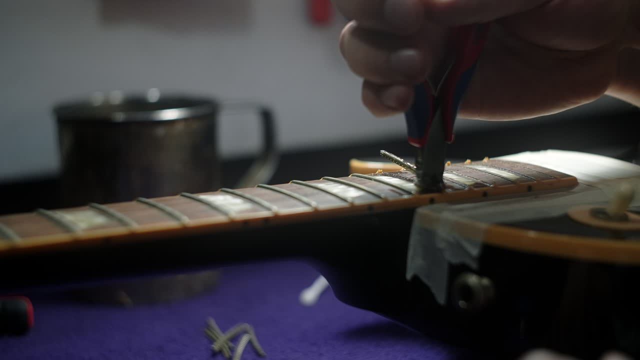 Riparazione del manico di chitarra in corso