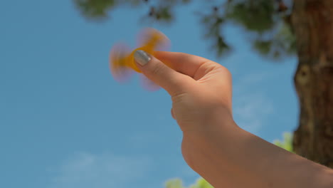 divirtiéndose con el girador nervioso